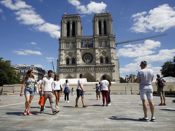 Le parvis de Notre-Dame, fermé depuis l'incendie de la cathédrale il y a plus de 13 mois, a rouvert dimanche, un symbole. © KEYSTONE/AP/Thibault Camus