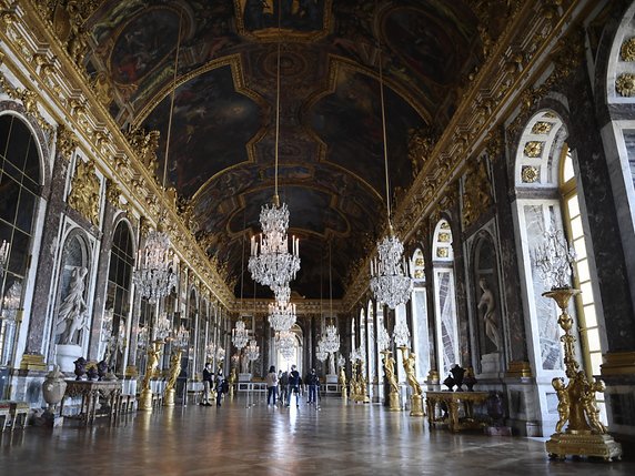 La célèbre Galerie des Glaces du château de Versailles reste quasiment vide depuis des mois (archives). © KEYSTONE/EPA/JULIEN DE ROSA