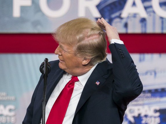 Pour Donald Trump, ses cheveux "doivent être parfaits" (archives). © KEYSTONE/EPA/JIM LO SCALZO