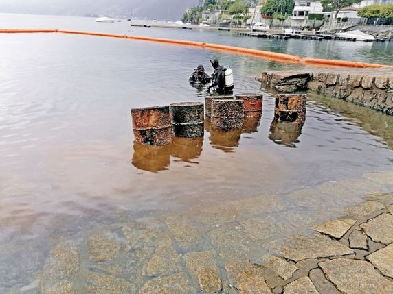 De vieux fûts de produits chimiques ont été récupérés dans le lac Majeur. © Kapo Tessin