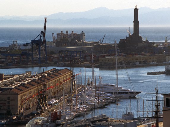 Une vue du port de Gênes, chef-lieu de la région de Ligurie, désormais région à risque coronavirus, selon l'OFSP. © KEYSTONE/MARTIN RUETSCHI