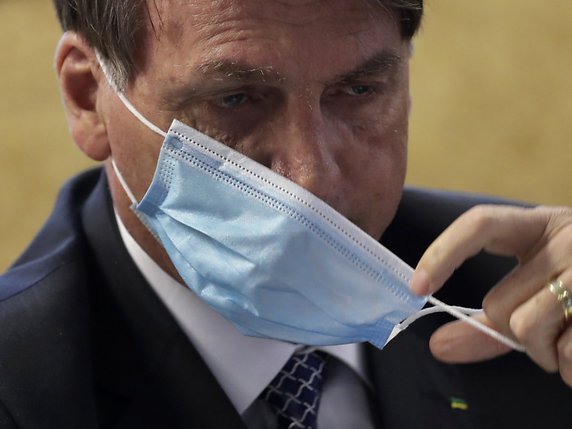 "Si l'on est contaminé un jour, ne vous inquiétez pas [...] moi, j'ai 65 ans et je n'ai rien senti, même pas une petite grippe", a dit le président brésilien Jair Bolzonaro, qui n'a cessé de minimiser les risques du Covid-19 (archives). © KEYSTONE/AP/Eraldo Peres