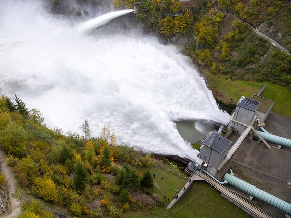 De l'eau a jailli du barrage hydro-électrique de Rossens (FR) dans la Sarine. © KEYSTONE/LAURENT GILLIERON