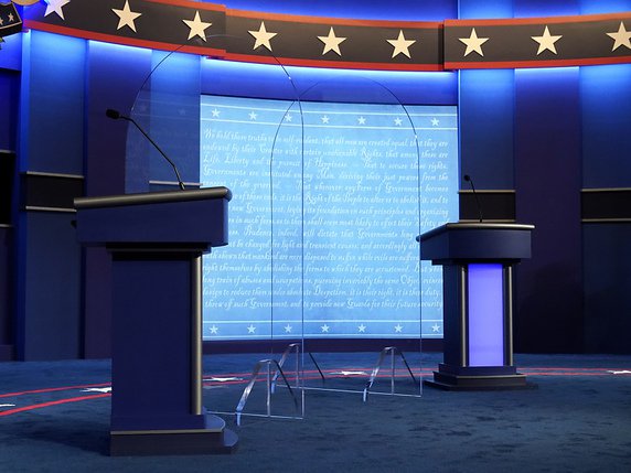 Des parois en plexiglas sépareront Donald Trump et Joe Biden lors de leur deuxième débat télévisé. © KEYSTONE/AP/Patrick Semansky