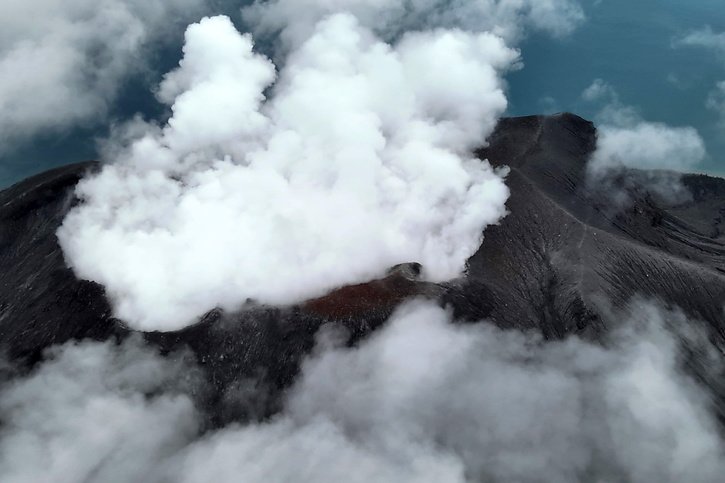 Le volcan s'est à nouveau réveillé, propulsant selon l'Agence de volcanologie de l'archipel son panache de fumée à 400 mètres au-dessus du cratère. © KEYSTONE/EPA/BASARNAS HANDOUT