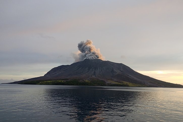 Le volcan est entré de nouveau en éruption avant minuit vendredi et de nouveau samedi après-midi, expulsant une colonne de cendres à 250 mètres au-dessus de son sommet. © KEYSTONE/EPA/BASARNAS HANDOUT