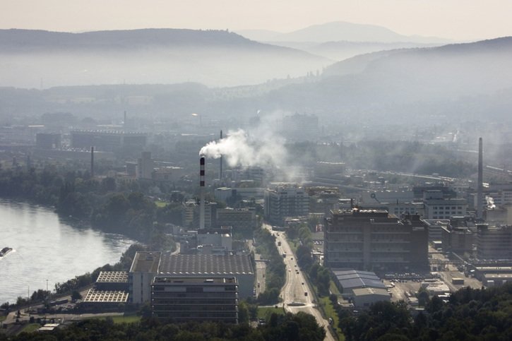 Une alerte à une pollution chimique a été émise vendredi soir à Schweizerhalle (BL). (archives) © KEYSTONE/GAETAN BALLY