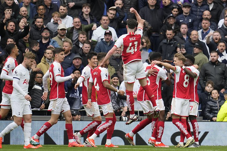 Les joueurs d'Arsenal maintiennent la pression dans la lutte pour le titre. © KEYSTONE/AP/Kin Cheung