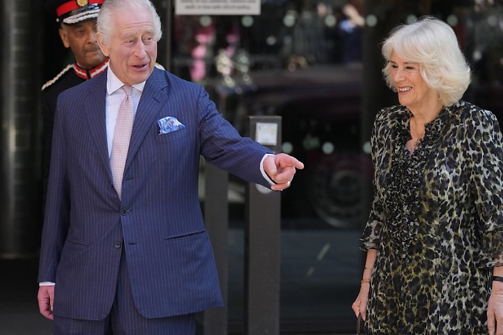 Le roi de 75 ans, détendu et souriant, était accompagné de la reine Camilla, 76 ans, pour cette visite symbolique et très scrutée. © KEYSTONE/AP/Kin Cheung