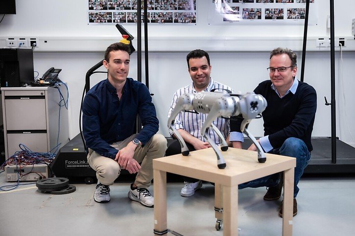 Guillaume Bellegarda, Milad Shafiee et Auke Ijspeert (de gauche à droite) avec leur robot quadrupède bondissant. © EPFL/Jamani Caillet