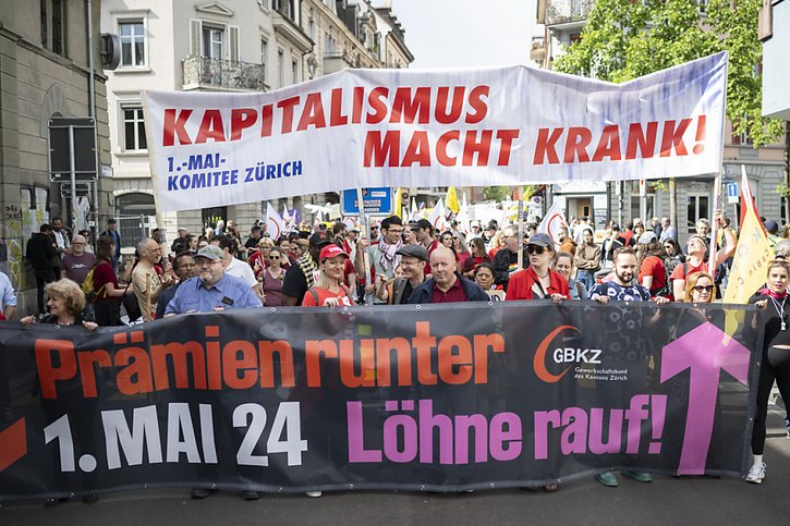 Des milliers de personnes ont défilé dans les rues de Zurich sous le mot d'ordre "Le capitalisme rend malade". © KEYSTONE/ENNIO LEANZA