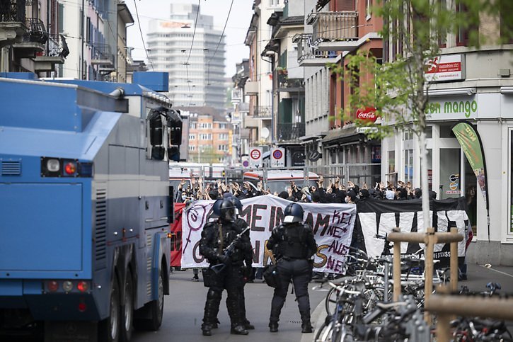 La police était présente en force pour faire face à une manifestation non autorisée d'autonomes de gauche. © KEYSTONE/ENNIO LEANZA