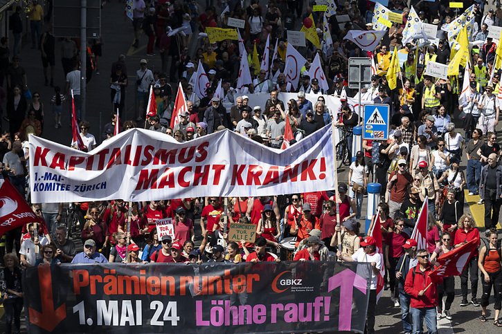 Des milliers de personnes ont défilé dans les rues de Zurich sous le mot d'ordre "Le capitalisme rend malade". © KEYSTONE/ENNIO LEANZA