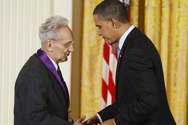 Frank Stella (à gauche) et le président Barack Obama (à droite) en 2009. © KEYSTONE/AP/Charles Dharapak