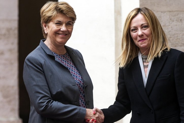Dans les négociations sur un nouvel accord avec l'UE, la Suisse peut compter sur le soutien de l'Italie, selon la présidente de la Confédération Viola Amherd (à gauche). "On m'a promis un soutien", a-t-elle déclaré à l'issue de sa rencontre avec la première ministre italienne Giorgia Meloni. (Photo d'archives) © KEYSTONE/EPA/ANGELO CARCONI