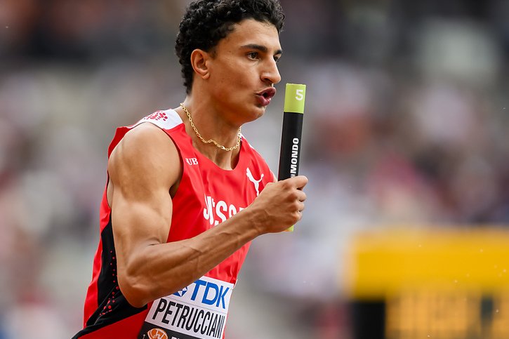 Ricky Petrucciani à l'aise dans le 4 x 400 m mixte. © KEYSTONE/JEAN-CHRISTOPHE BOTT