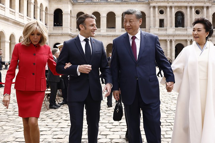 Les présidents Macron et Xi ainsi que leurs épouses lundi après la cérémonie de bienvenue aux Invalides. Le dirigeant chinois est en France pour une visite d'Etat de deux jours. © KEYSTONE/AP/Yoan Valat