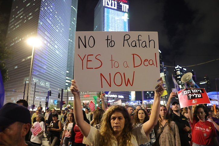 En Israël, des manifestants ont à nouveau appelé lundi pour la libération immédiate des otages israéliens. © KEYSTONE/EPA/ABIR SULTAN