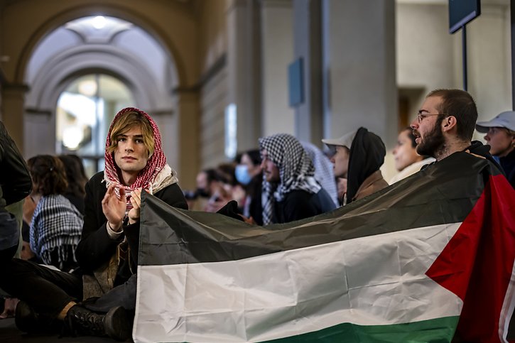 Des étudiants pro-palestiniens ont organisé un sit-in dans le hall d'entrée de l'Ecole polytechnique fédérale de Zurich (EPFZ). © KEYSTONE/MICHAEL BUHOLZER