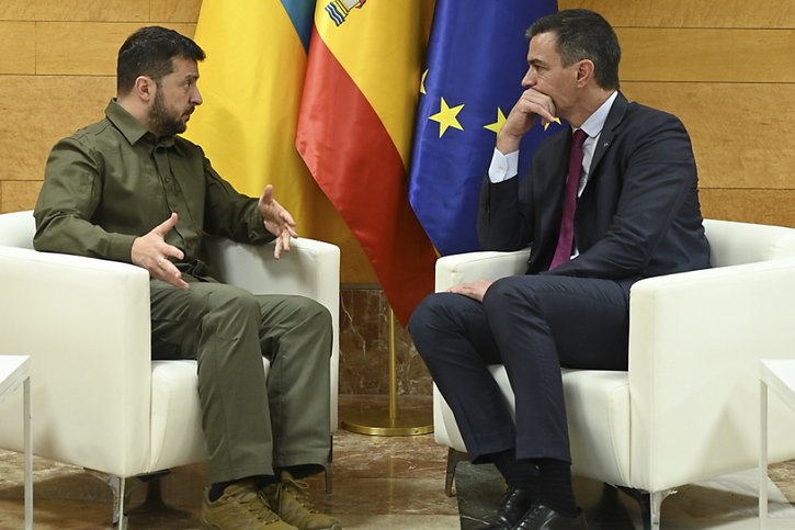 Le chef du gouvernement espagnol Pedro Sanchez (à droite) avait reçu le président ukrainien à Madrid en octobre dernier (archives). © KEYSTONE/EPA MONCLOA/BORJA PUIG DE LA BELLACASA / MONCLOA / HANDOUT