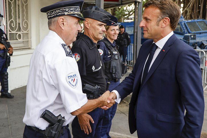 Emmanuel Macron en visite auprès de la police à Nouméa. © KEYSTONE/AP/Ludovic Marin