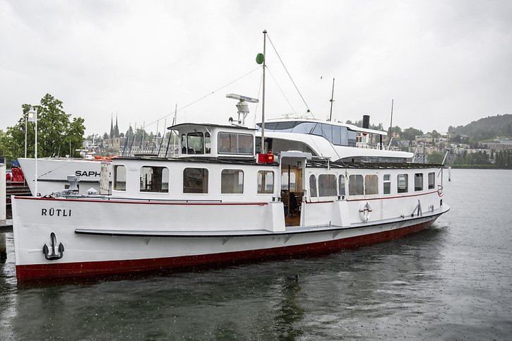 Le "Rütli", le plus ancien bateau en activité sur le lac des Quatre-Cantons, est désormais équipé d'un moteur électrique. © KEYSTONE/URS FLUEELER