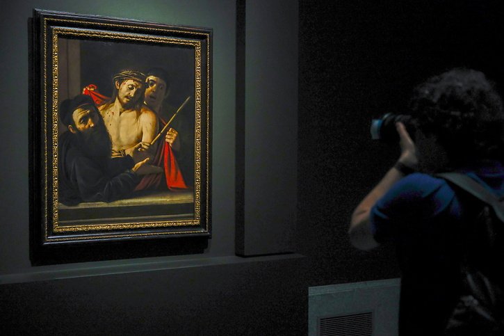 "Ecche Homo" du Caravage, la peinture à l'huile sur toile du célèbre artiste italien, datant d'environ 1605-09, a été présentée lundi aux médias à la veille de l'ouverture de l'exposition au Musée du Prado à Madrid, du 28 mai au 13 octobre. © KEYSTONE/EPA/CHEMA MOYA