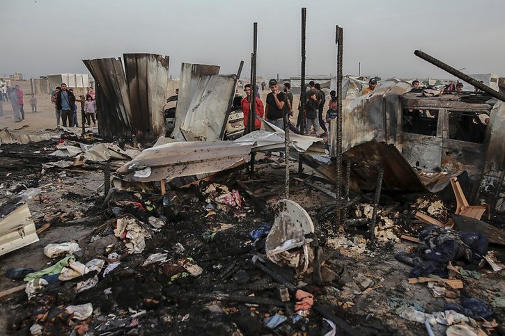 La Défense civile palestinienne a fait état de nombreux corps "carbonisés" dans l'incendie qui a ravagé le camp de déplacés de Barkasat, géré par l'agence de l'ONU pour les réfugiés palestiniens (Unrwa), dans le nord-ouest de Rafah. © KEYSTONE/AP/Jehad Alshrafi