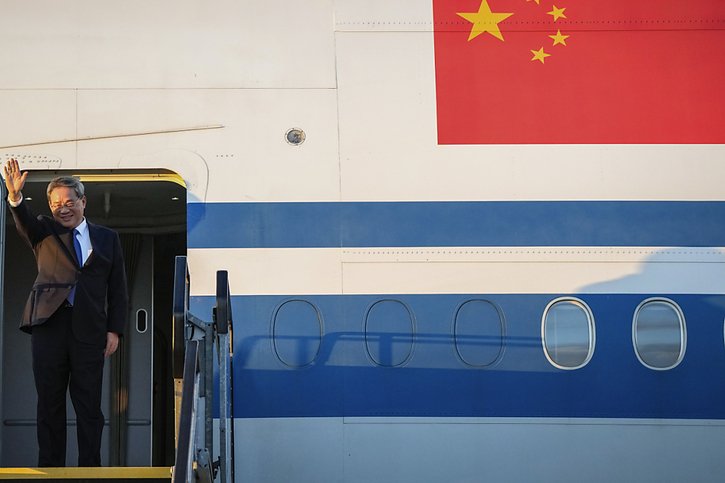 La visite de M. Li suit la levée par Pékin de la plupart des barrières commerciales aux exportations australiennes, notamment le charbon, le bois, l'orge et le vin. © KEYSTONE/AP/Asanka Brendon Ratnayake