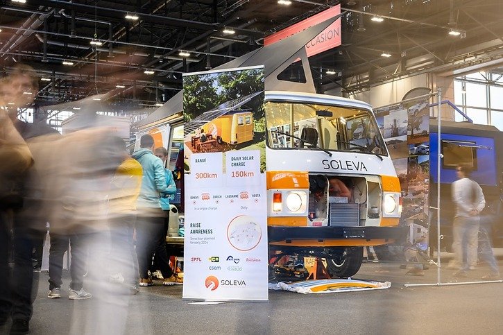 L'équipe de Soleva a transformé une vieille camionnette en camping-car le plus durable, entièrement alimenté par le soleil. © Soleva