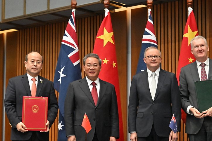 Le Premier ministre chinois Li Qiang (second à partir de la gauche) est  en visite à Canberra en Australie. © KEYSTONE/EPA/MICK TSIKAS