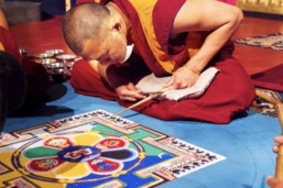 Gruyères: Un mandala de sable au Tibet Museum