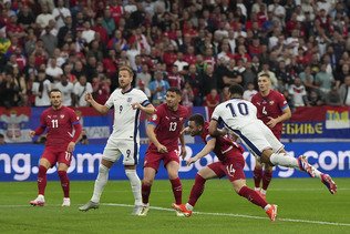L'Angleterre bat la Serbie sans convaincre