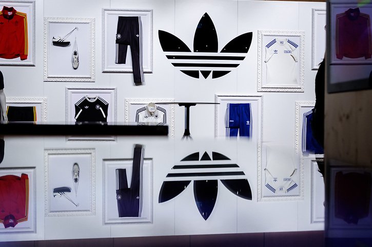 Adidas compte 14 usines en Chine et y a réalisé 15% de ses ventes mondiales en 2023, soit 3,2 milliards d'euros, en croissance de 8% sur un an. (archive) © KEYSTONE/DPA/DANIEL KARMANN