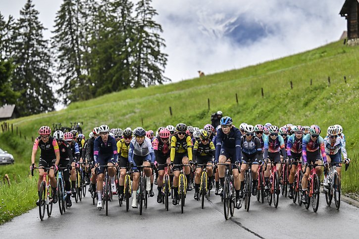 Le peloton du Tour de Suisse dames a bouclé la troisième des quatre étapes prévues. © KEYSTONE/GIAN EHRENZELLER