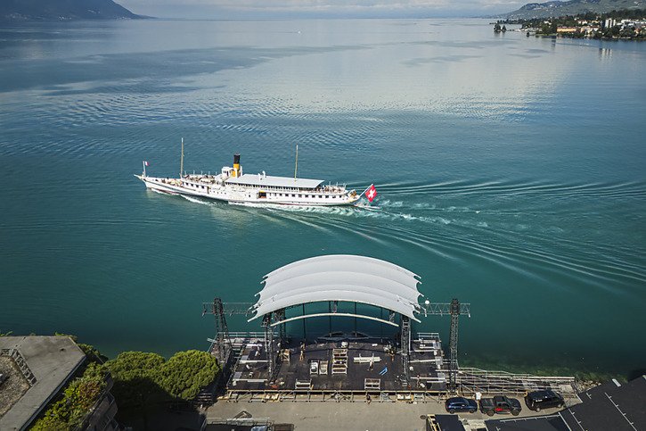 Les travaux de montage de la scène du lac battent leur plein à neuf jours du début du Montreux Jazz Festival © KEYSTONE/VALENTIN FLAURAUD