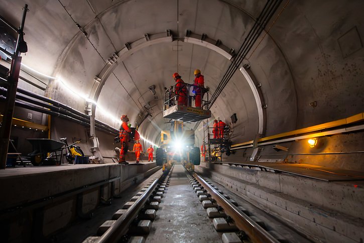 Les travaux (ici près de Faido/TI) avancent bon train: réouverture complète du tunnel ferroviaire de base prévue le 2 septembre. © KEYSTONE/TI-PRESS/SAMUEL GOLAY
