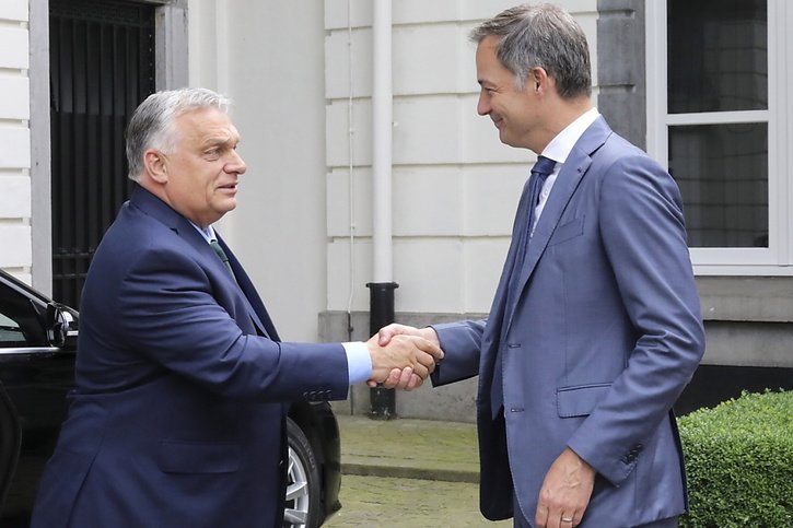 Viktor Orban (à gauche sur la photo) n'a pas pu influer sur la répartition des postes clés de l'UE. © KEYSTONE/EPA/NICOLAS LANDEMARD