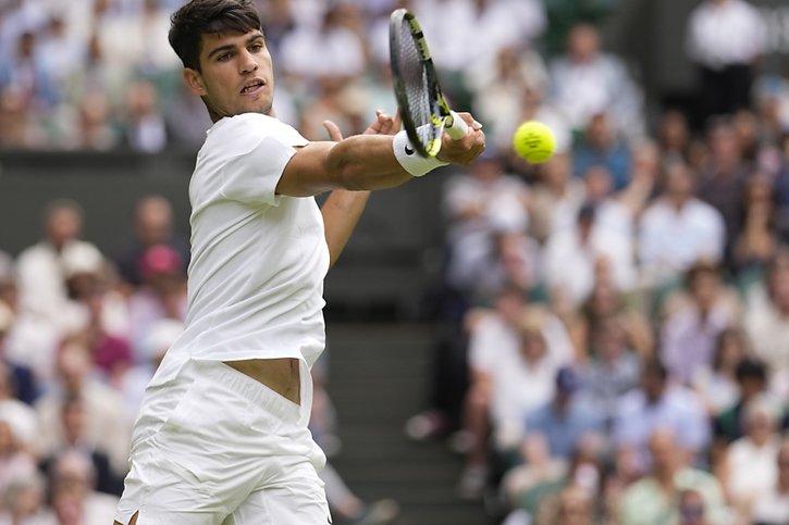 Carlos Alcaraz a dû s'employer pour passer le 1er tour à Wimbledon © KEYSTONE/AP/Alberto Pezzali