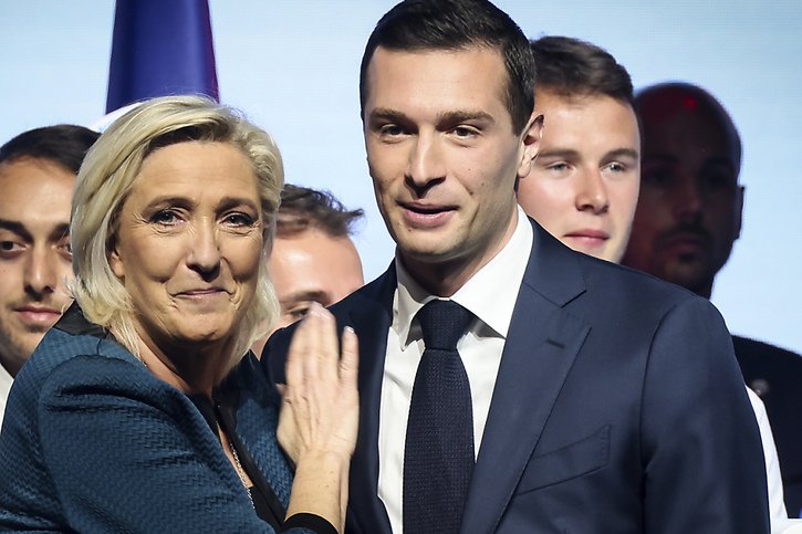 "Il existe un risque non négligeable que Marine Le Pen et Jordan Bardella remportent la majorité parlementaire d'ici la fin de semaine", relève une analyste. © KEYSTONE/AP/Thomas Padilla