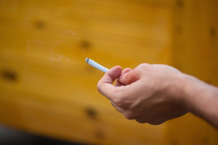 Les fumeurs suisses ont baissé leur consommation de cigarettes ces trente dernières années (image prétexte). © KEYSTONE/DPA/FERNANDO GUTIERREZ-JUAREZ