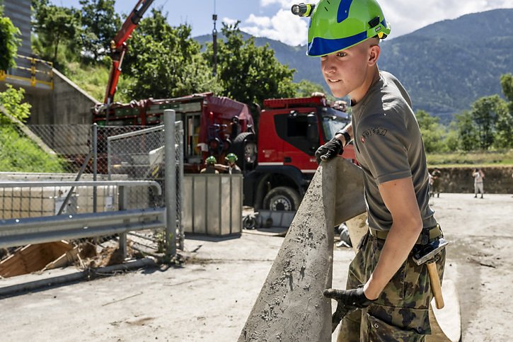 L'armée a été appelée en soutien par l'Etat du Valais. Ici, une troupe à la STEP de Noës. © KEYSTONE/JEAN-CHRISTOPHE BOTT