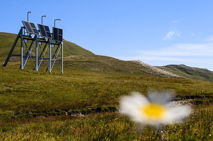 Le parc solaire alpin Grengiols Solar est prévu entre 2000 et 2500 mètres d'altitude dans le parc naturel de la vallée de Binn. Ici, une installation-test en juillet 2023. (Archives). © KEYSTONE/JEAN-CHRISTOPHE BOTT