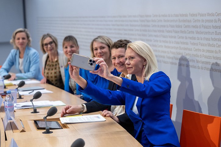 Six femmes, six partis. L'alliance des femmes a défendu jeudi la réforme de la LPP. © KEYSTONE/MARCEL BIERI
