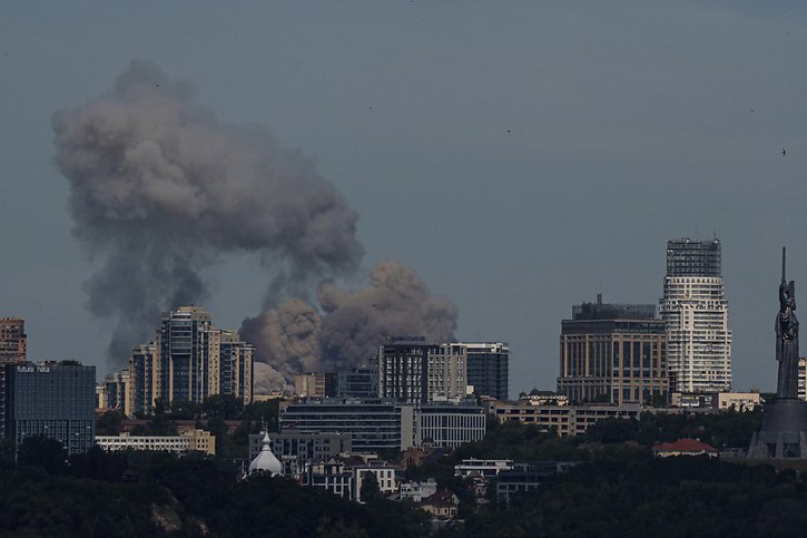 Des nuages de fumée s'élèvent lundi sur la capitale ukrainienne Kiev à la suite d'une attaque massive de missiles de la part de la Russie, l'une des pires depuis le début de la guerre, selon le maire Vitali Klitschko. © KEYSTONE/AP/Evgeniy Maloletka