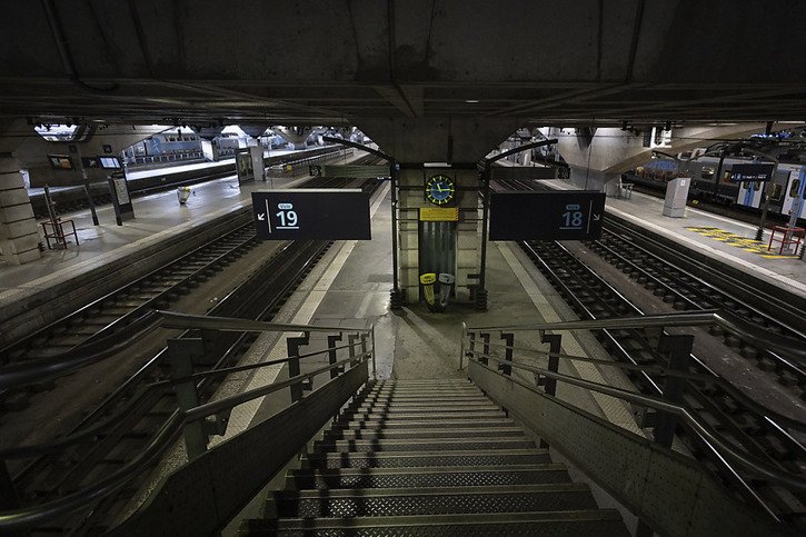 "Aucune circulation" n'était prévue jusqu'à 13h00 à partir de la gare Montparnasse à Paris qui dessert l'Ouest et le Sud-Ouest de la France (archives). © KEYSTONE/AP/AURELIEN MORISSARD