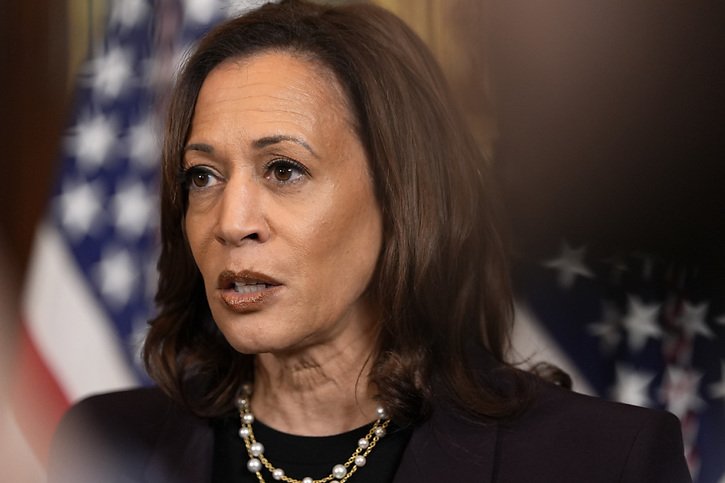 "En début de semaine, Michelle et moi avons appelé notre amie Kamala Harris. Nous lui avons dit que nous pensions qu'elle ferait une fantastique présidente des Etats-Unis et qu'elle avait tout notre soutien", a déclaré M. Obama sur le réseau social X. © KEYSTONE/AP/Julia Nikhinson