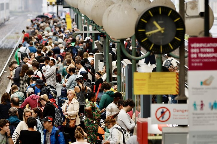 Ici des passagers en attente à la gare du Nord à Paris. Les premières pistes des enquêteurs, qui restent prudents, se dirigent vers des groupes de l'ultra-gauche. © KEYSTONE/EPA/RITCHIE B. TONGO