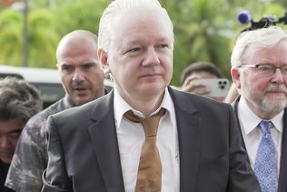 Julian Assange plaide coupable et sort du tribunal libre