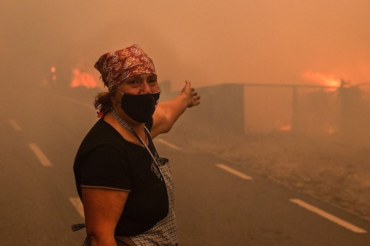 Le Portugal affronte les pires incendies de l'année. Ici une femme réagit à côté de sa maison à Covelo, au nord du pays. © KEYSTONE/EPA/JOSE COELHO